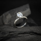 Anillo de compromiso con moissanita de 2.0ct corte oval con certificado GRA y 10 moissanitas laterales elaborado en oro blanco de 14k