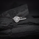 Anillo de compromiso con diamante natural central de .40ct corte corazón con certificación GIA y 34 diamantes naturales laterales elaborado en oro blanco 14k
