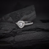 Anillo de compromiso con moissanita de .50ct corte corazón con certificado GRA y 34 cristales laterales elaborado en oro blanco 14k