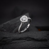 Anillo de compromiso con diamante natural central de .40ct corte corazón con certificación GIA y 34 diamantes naturales laterales elaborado en oro blanco 14k