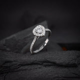 Anillo de compromiso con moissanita de .50ct corte corazón con certificado GRA y 34 cristales laterales elaborado en oro blanco 14k