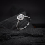 Anillo de compromiso con diamante natural central de .40ct corte corazón con certificación GIA y 34 diamantes naturales laterales elaborado en oro blanco 14k