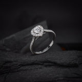 Anillo de compromiso con moissanita de .50ct corte corazón con certificado GRA y 34 cristales laterales elaborado en oro blanco 14k
