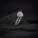 Anillo de compromiso con moissanita de .50ct corte corazón con certificado GRA y 34 cristales laterales elaborado en oro blanco 14k