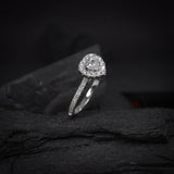 Anillo de compromiso con diamante natural central de .40ct corte corazón con certificación GIA y 34 diamantes naturales laterales elaborado en oro blanco 14k