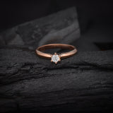 Anillo de compromiso con diamante natural central de .30ct corte brillante con certificado IGI elaborado en oro rosa 14k