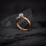 Anillo de compromiso con moissanita de .20ct corte brillante elaborado en oro rosa 10k