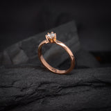 Anillo de compromiso con diamante natural central de .30ct corte brillante con certificado IGI elaborado en oro rosa 14k