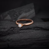 Anillo de compromiso con diamante natural central de .40ct corte brillante con certificación GIA elaborado en oro rosa de 14k