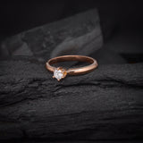 Anillo de compromiso con cristal de .20ct corte brillante elaborado en oro rosa de 10k