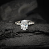 Anillo de compromiso con moissanita de 2.0ct corte oval con certificado GRA y 10 moissanitas laterales elaborado en oro blanco de 14k