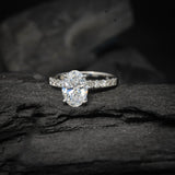 Anillo de compromiso con moissanita de 2.0ct corte oval con certificado GRA y 10 moissanitas laterales elaborado en oro blanco de 14k