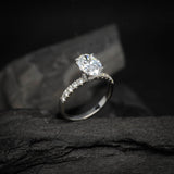 Anillo de compromiso con moissanita de 2.0ct corte oval con certificado GRA y 10 moissanitas laterales elaborado en oro blanco de 14k