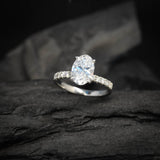 Anillo de compromiso con moissanita de 2.0ct corte oval con certificado GRA y 10 moissanitas laterales elaborado en oro blanco de 14k
