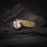 Anillo de compromiso con moissanita de 3.0ct corte brillante con certificado GRA y 94 moissanitas laterales elaborado en oro amarillo de 14k