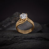 Anillo de compromiso con moissanita de 3.0ct corte brillante con certificado GRA y 94 moissanitas laterales elaborado en oro amarillo de 14k