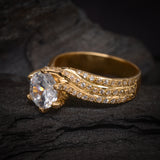 Anillo de compromiso con moissanita de 3.0ct corte brillante con certificado GRA y 94 moissanitas laterales elaborado en oro amarillo de 14k