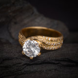 Anillo de compromiso con moissanita de 3.0ct corte brillante con certificado GRA y 94 moissanitas laterales elaborado en oro amarillo de 14k