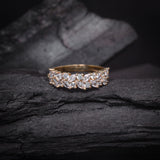 Argolla de matrimonio maciza con incrustación de cristales (mitad de la pieza) elaborada en oro amarillo de 18k