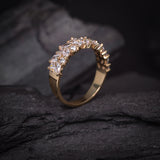 Argolla de matrimonio maciza con incrustación de cristales (mitad de la pieza) elaborada en oro amarillo de 18k