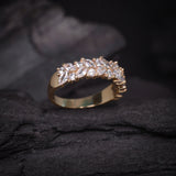 Argolla de matrimonio maciza con incrustación de cristales (mitad de la pieza) elaborada en oro amarillo de 18k