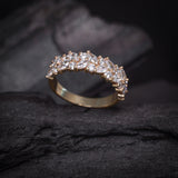 Argolla de matrimonio maciza con incrustación de cristales (mitad de la pieza) elaborada en oro amarillo de 18k