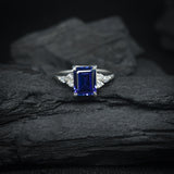 Anillo de compromiso con zafiro natural de 2.0ct corte esmeralda y 6 diamantes naturales laterales elaborado en oro blanco de 14k