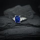 Anillo de compromiso con zafiro natural de 2.0ct corte esmeralda y 6 diamantes naturales laterales elaborado en oro blanco de 14k