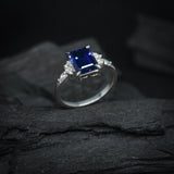 Anillo de compromiso con zafiro natural de 2.0ct corte esmeralda y 6 diamantes naturales laterales elaborado en oro blanco de 14k