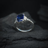 Anillo de compromiso con zafiro natural de 2.0ct corte esmeralda y 6 diamantes naturales laterales elaborado en oro blanco de 14k