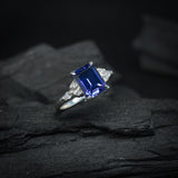 Anillo de compromiso con zafiro natural de 2.0ct corte esmeralda y 6 diamantes naturales laterales elaborado en oro blanco de 14k