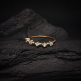 Media churumbela con cristales elaborada en oro amarillo de 18k