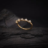 Media churumbela con cristales elaborada en oro amarillo de 18k