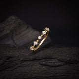 Media churumbela con cristales elaborada en oro amarillo de 18k