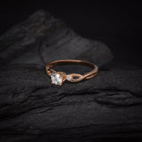 Anillo de compromiso con diamante de laboratorio central de .50ct corte brillante con certificado IGI y 2 cristales laterales elaborado en oro rosa de 14k