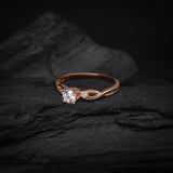 Anillo de compromiso con diamante natural central de .30ct corte brillante con certificación GIA y 2 diamantes naturales laterales elaborado en oro rosa de 14k