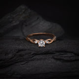 Anillo de compromiso con diamante de laboratorio central de .50ct corte brillante con certificado IGI y 2 cristales laterales elaborado en oro rosa de 14k