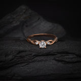 Anillo de compromiso con diamante natural central de .30ct corte brillante con certificación GIA y 2 diamantes naturales laterales elaborado en oro rosa de 14k