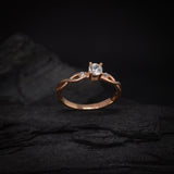 Anillo de compromiso con diamante de laboratorio central de .50ct corte brillante con certificado IGI y 2 cristales laterales elaborado en oro rosa de 14k