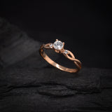 Anillo de compromiso con diamante natural central de .30ct corte brillante con certificación GIA y 2 diamantes naturales laterales elaborado en oro rosa de 14k