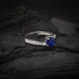 Anillo de compromiso con zafiro natural de 1.0ct corte brillante y cristales laterales elaborado en plata .925