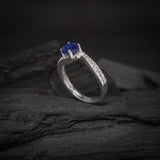 Anillo de compromiso con zafiro natural de 1.0ct corte brillante y cristales laterales elaborado en plata .925