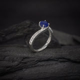 Anillo de compromiso con zafiro natural de 1.0ct corte brillante y cristales laterales elaborado en plata .925