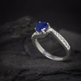 Anillo de compromiso con zafiro natural de 1.0ct corte brillante y cristales laterales elaborado en plata .925