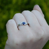 Anillo de compromiso con zafiro natural de .20ct corte brillante y 2 cristales laterales elaborado en plata .930