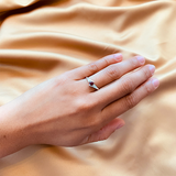 Anillo de compromiso con rubi natural de .20ct corte brillante y 2 cristales laterales elaborado en plata .930