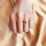 Anillo de compromiso con rubi natural de .20ct corte brillante y 2 cristales laterales elaborado en plata .930