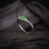 Anillo de compromiso con esmeralda natural de .20ct corte brillante y 2 cristales laterales elaborado en plata .930