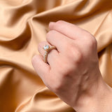 Anillo de compromiso con diamante de laboratorio central de .50ct corte brillante con certificado IGI y 48 diamantes naturales laterales elaborado en oro amarillo de 14k