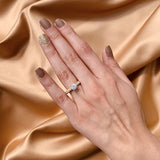 Anillo de compromiso con moissanita de .50ct corte brillante con certificado GRA y 48 diamantes naturales laterales elaborado en oro amarillo de 14k